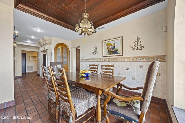 Chandelier, Dining room, Interior, Recessed Lighting, Wooden Ceilings