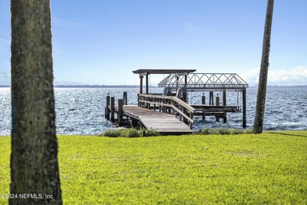 Exterior, Lake