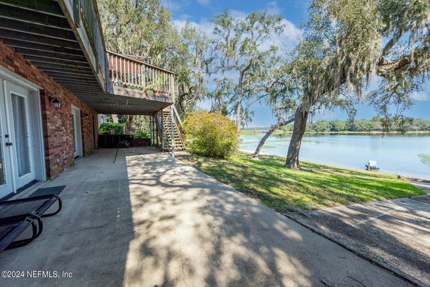 Exterior, Lake