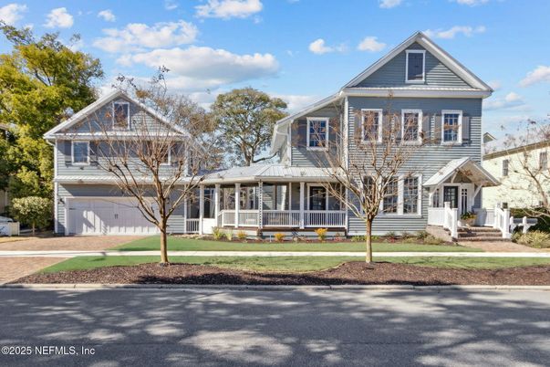 Attached, Exterior, Facade, Queen Anne Victorian
