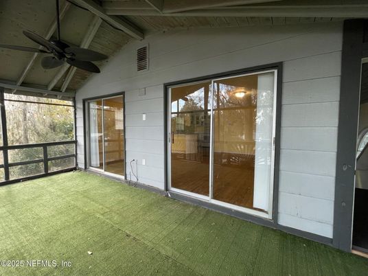 Empty room, Interior, Sun Room, Wooden Beams, Wooden Ceilings