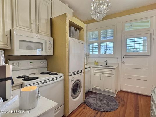 Chandelier, Interior, Kitchen, Washer, Wood Texture Flooring