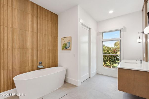 Bathroom, Free Standing Baths, Interior, Pendant Lights, Recessed Lighting