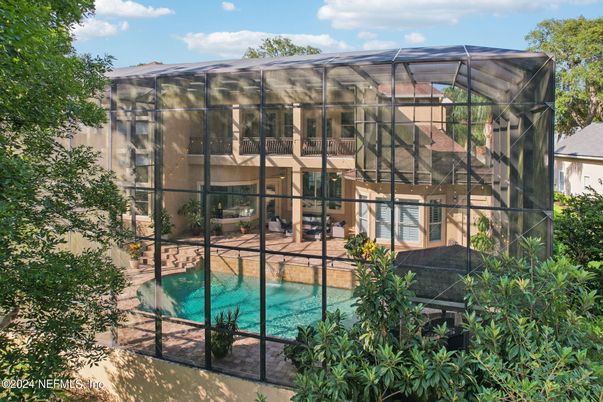 Exterior, Facade, Pool, Highrise