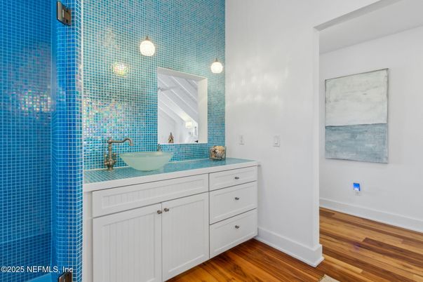 Bathroom, Interior, Pendant Lights, Wood Texture Flooring
