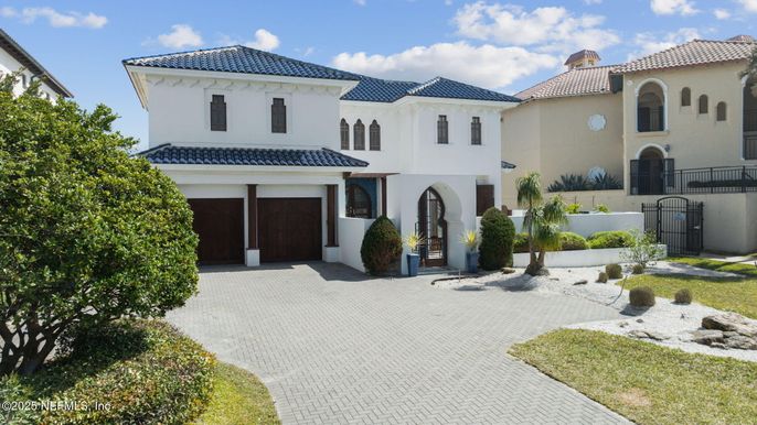 Attached, Exterior, Facade, Mediterranean