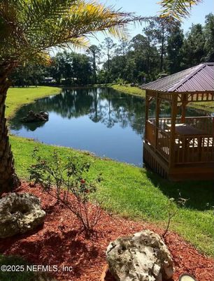 Exterior, Lake