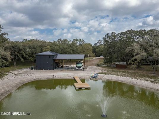 Exterior, Lake