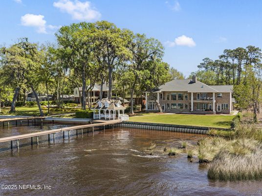 Exterior, Lake
