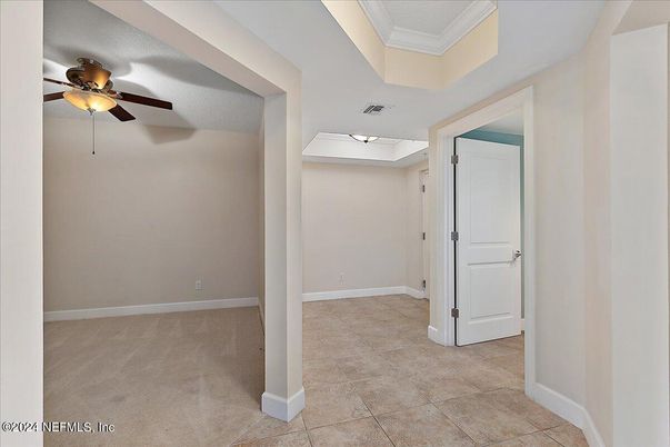 Empty room, Interior