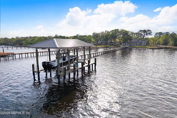 Exterior, Lake