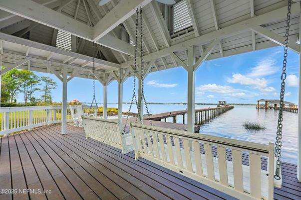 Exterior, Lake