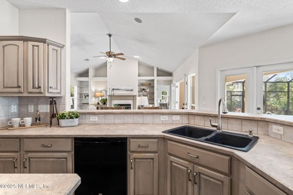 Fireplace, Interior, Kitchen, Recessed Lighting