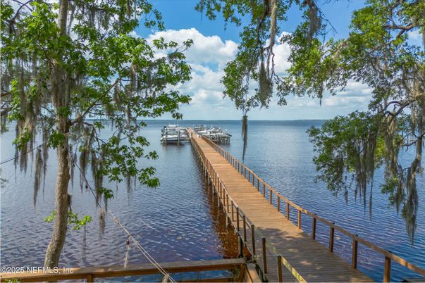 Exterior, Lake