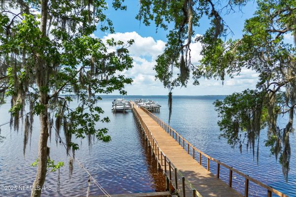 Exterior, Lake