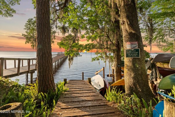 Exterior, Lake