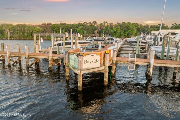 Exterior, Lake