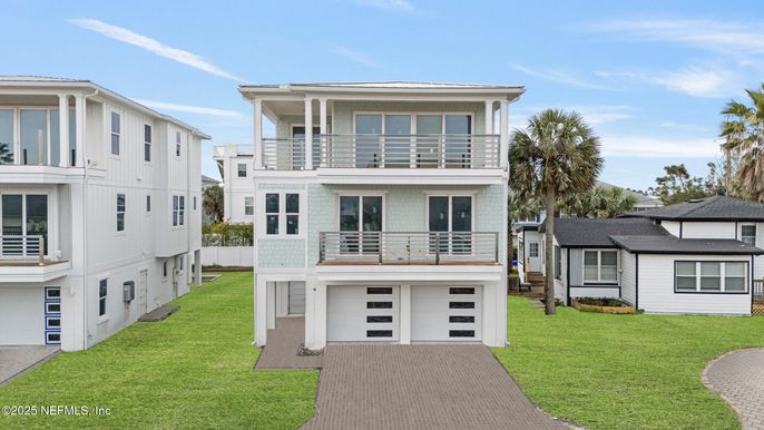 Attached, Backyard, Exterior, Facade, Modern