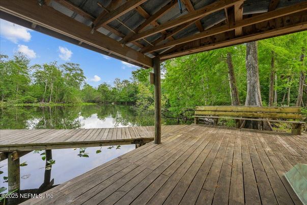 Exterior, Lake