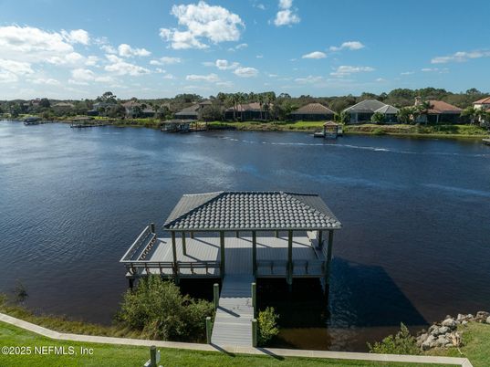 Exterior, Lake