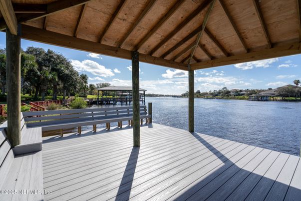 Exterior, Lake