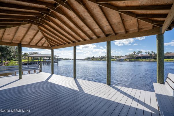 Exterior, Lake