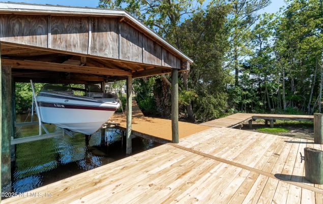 Exterior, Lake