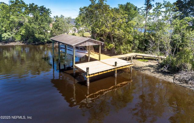 Exterior, Lake