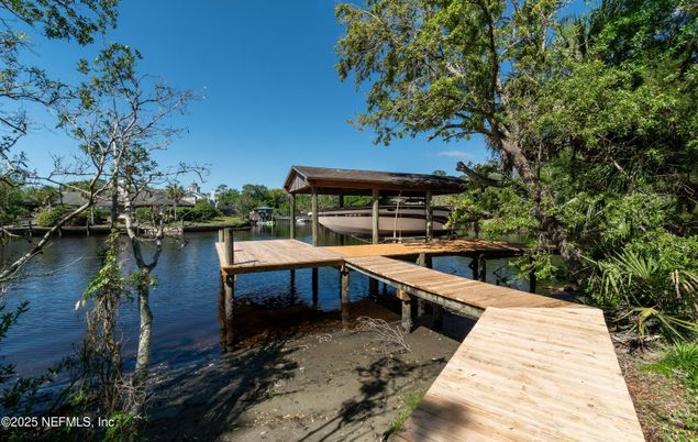 Exterior, Lake