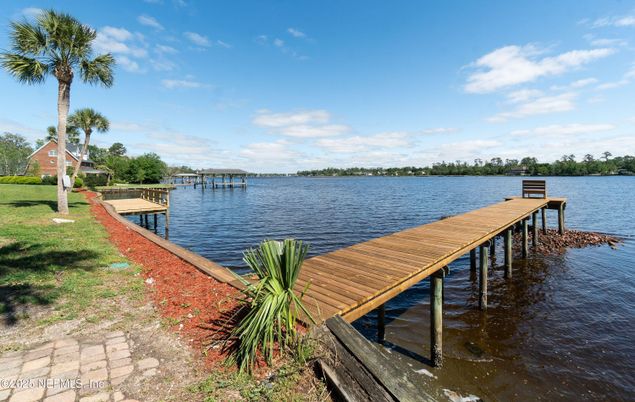 Exterior, Lake