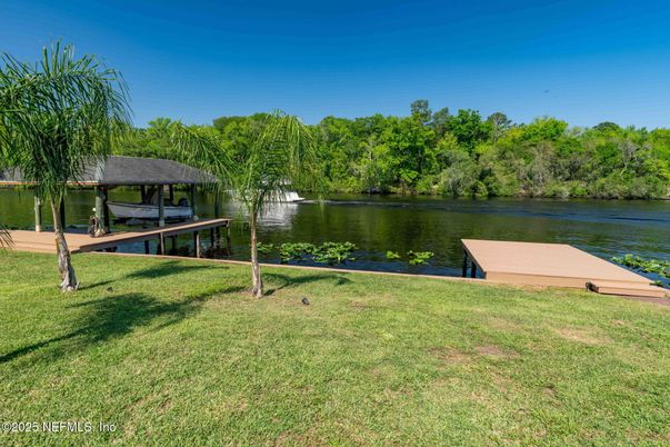 Exterior, Lake