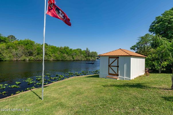 Exterior, Lake