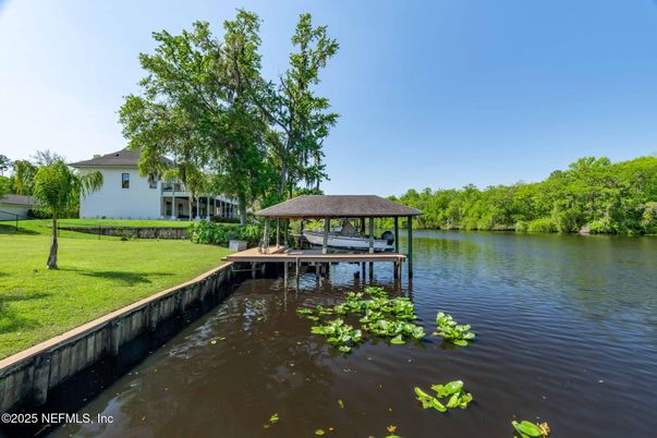 Exterior, Lake