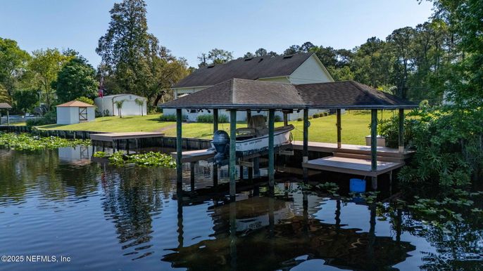 Exterior, Lake