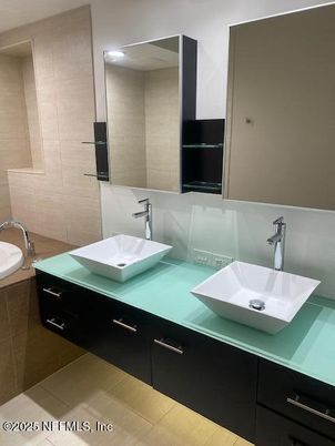 Bathroom, Dual Sink Vanities, Interior, Recessed Lighting