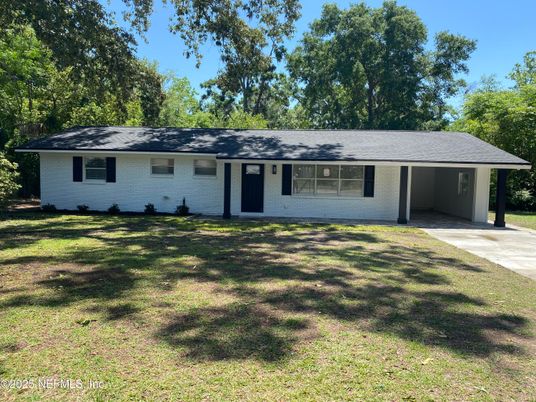 Exterior, Facade, Ranch