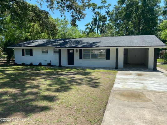 Exterior, Facade, Ranch
