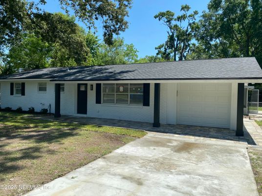 Attached, Exterior, Facade, Ranch