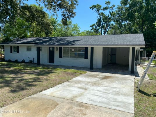 Exterior, Facade, Ranch