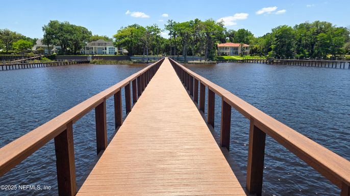 Exterior, Lake
