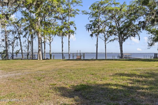 Exterior, Lake