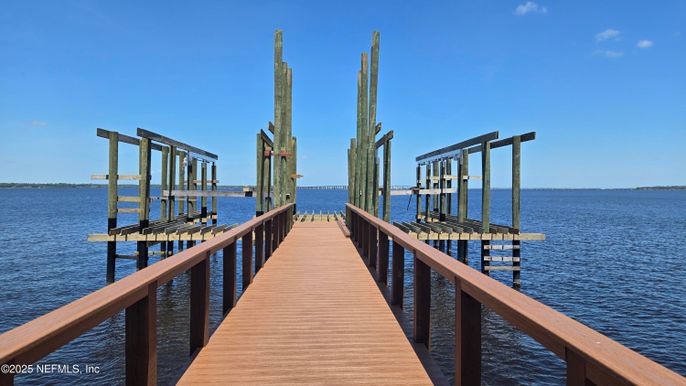Exterior, Lake