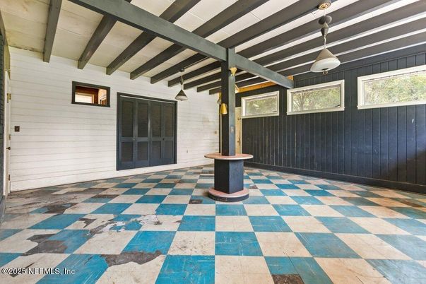 Empty room, Interior, Pendant Lights, Wooden Beams