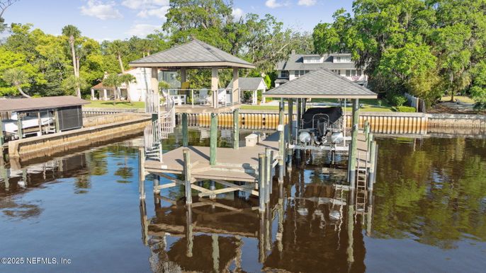 Exterior, Lake