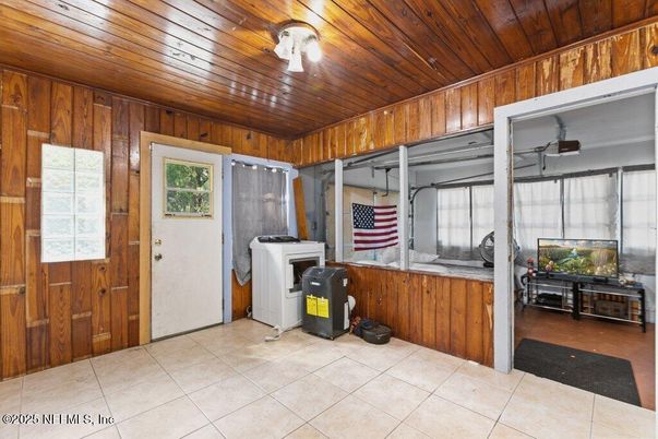 Interior, Washer, Wooden Ceilings, Wooden Walls