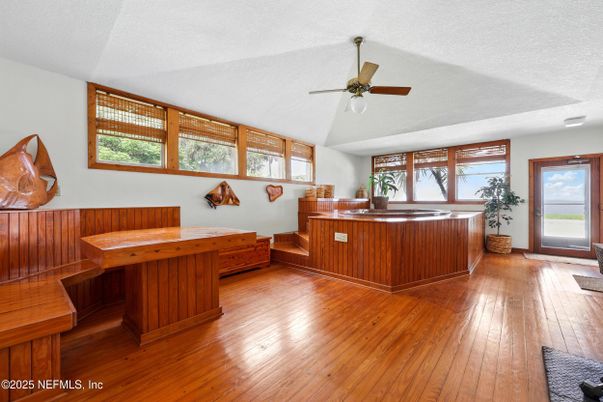 Hot Tub, Interior, Wood Texture Flooring