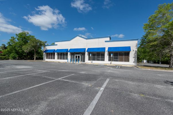 Exterior, Facade, Modern