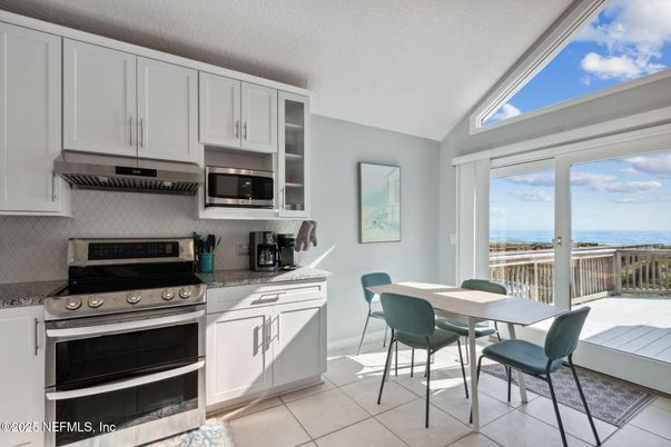 Dining room, Interior, Kitchen, Stainless Steel Appliances, Water