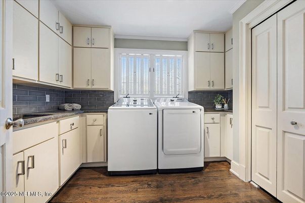 Interior, Washer, Wood Texture Flooring