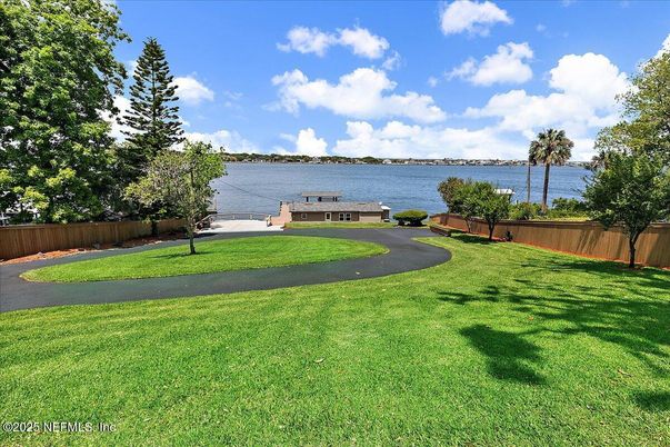 Exterior, Lake